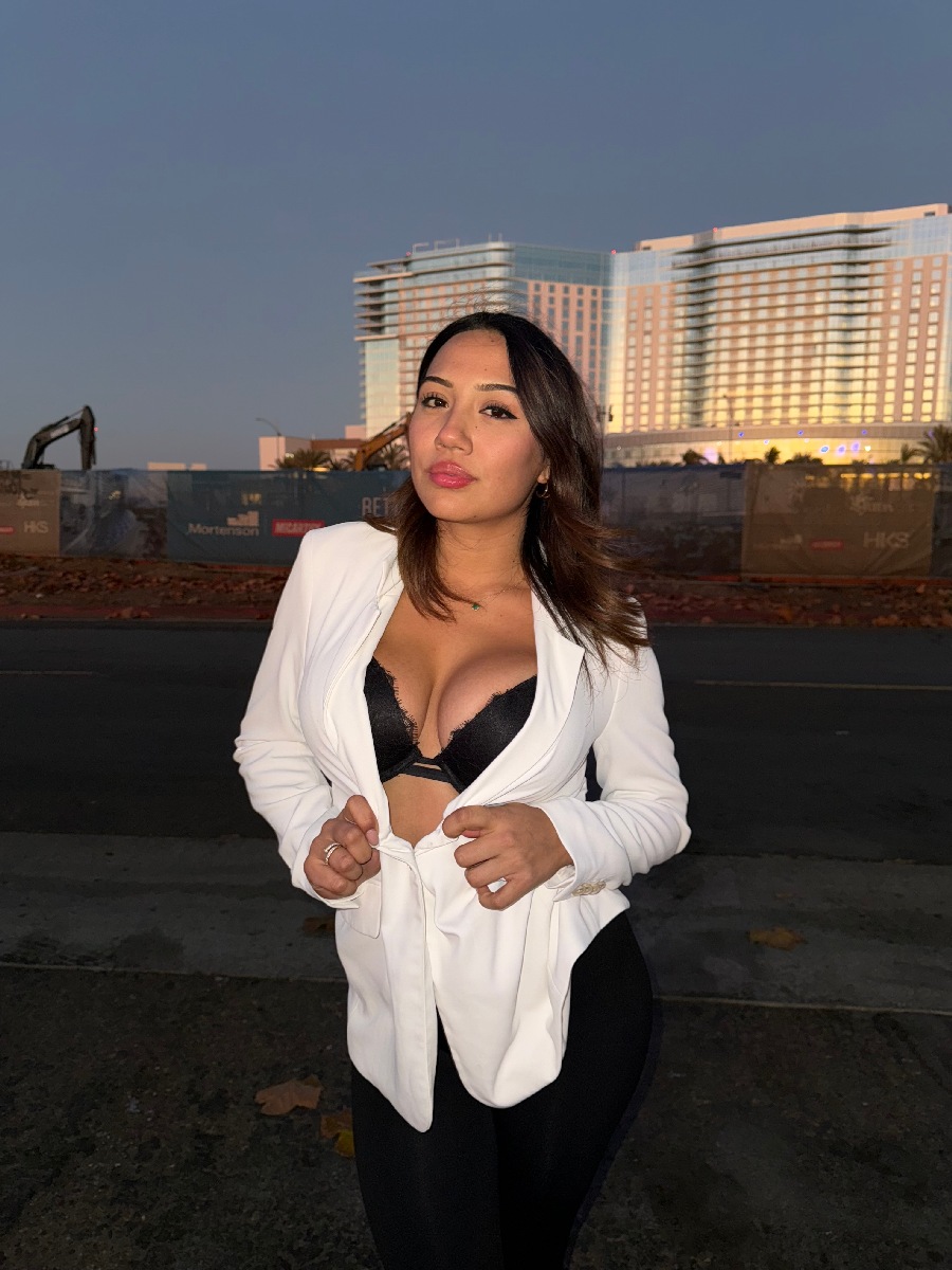 Take a pause and enjoy Ali Cruz — streaming from Vadodara