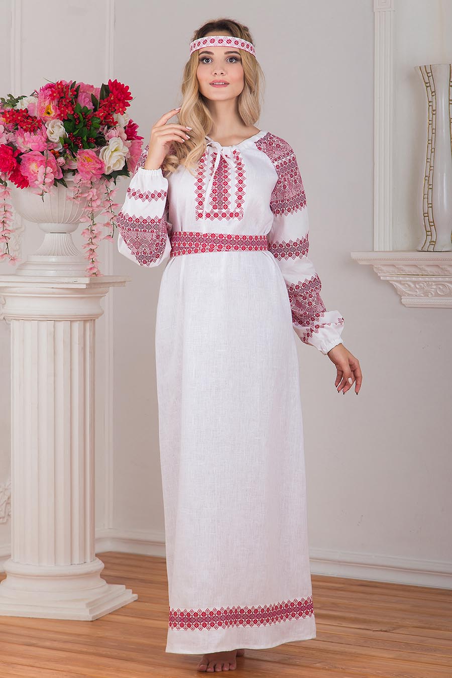 Women in Slavic costumes in Vadodara