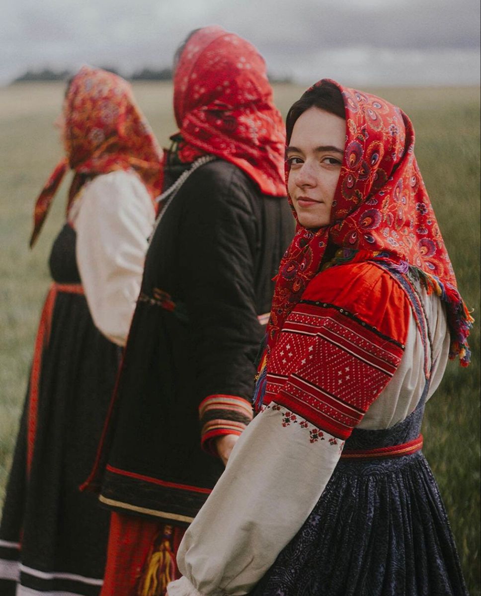 Women in Slavic costumes in Vadodara
