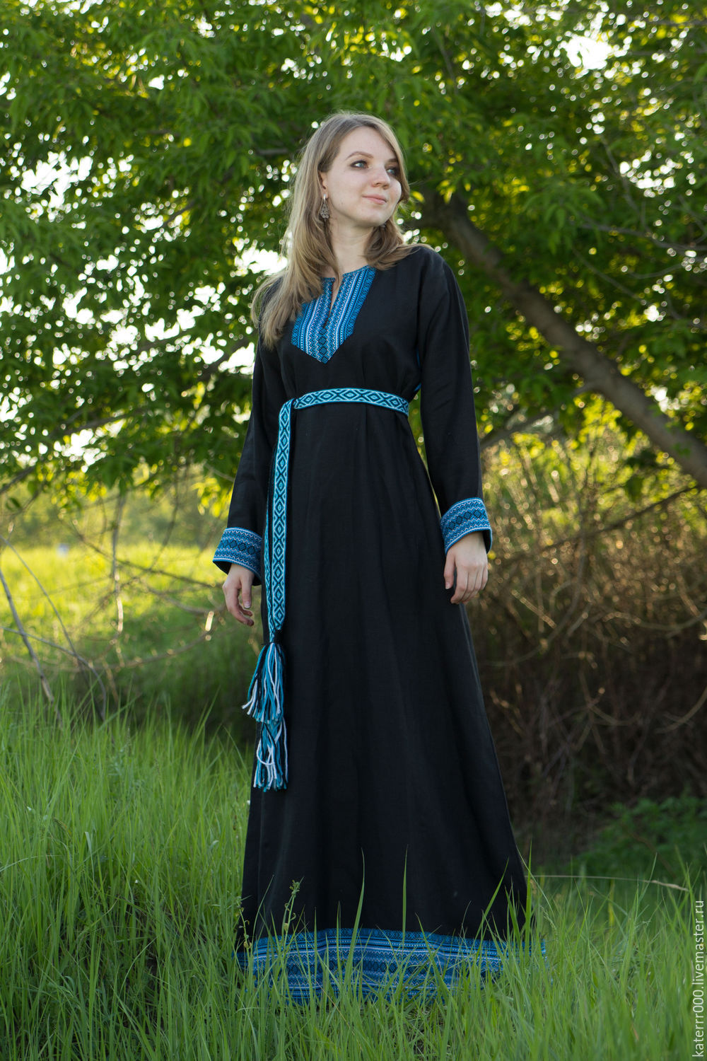 Women in Slavic costumes in Vadodara