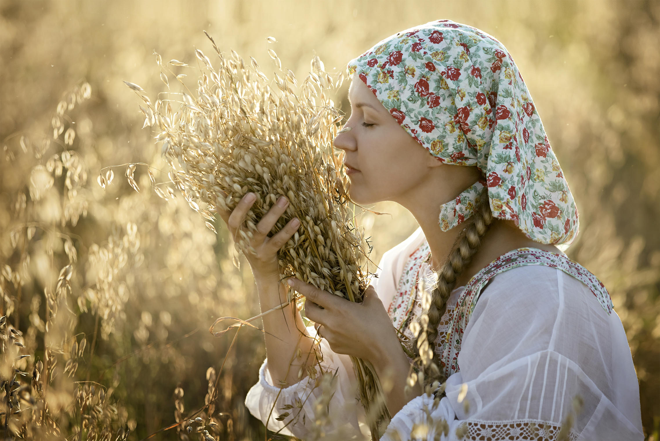 Photo Women in Slavic costumes in Vadodara