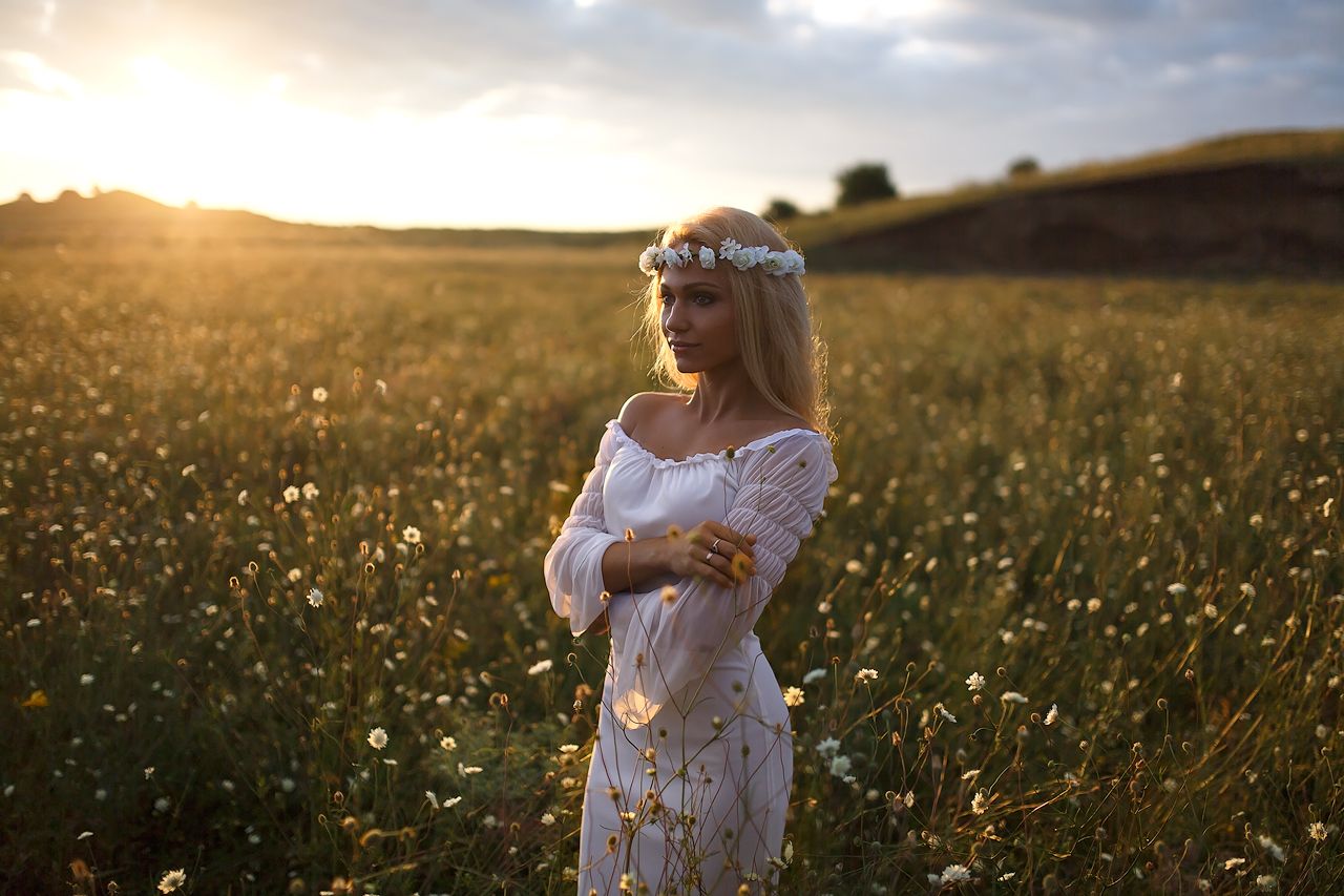 Girls in Slavic costumes in Vadodara